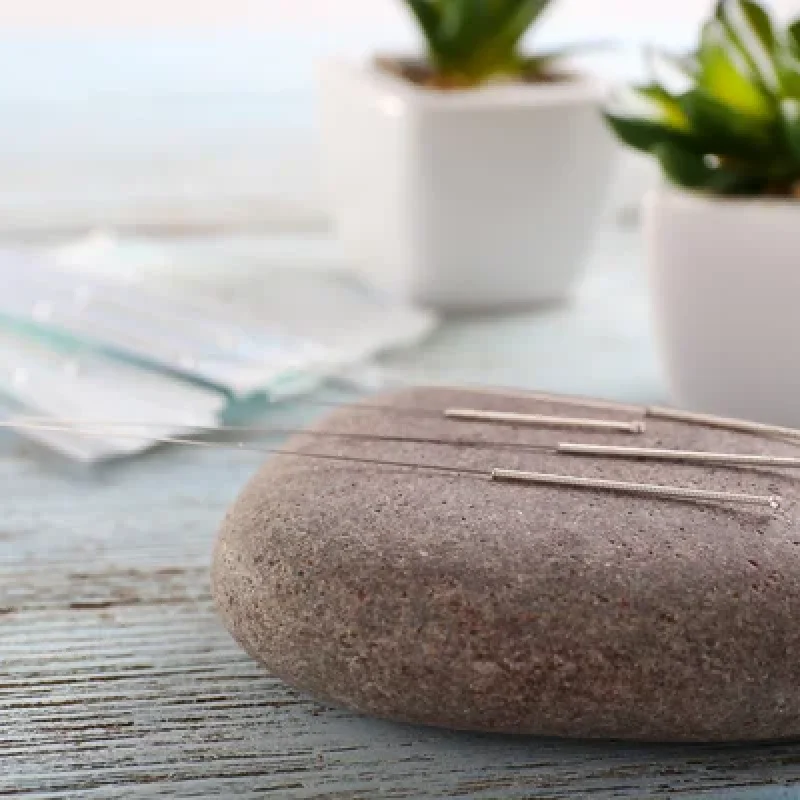 depositphotos_77981088-stock-photo-acupuncture-needles-with-spa-stone